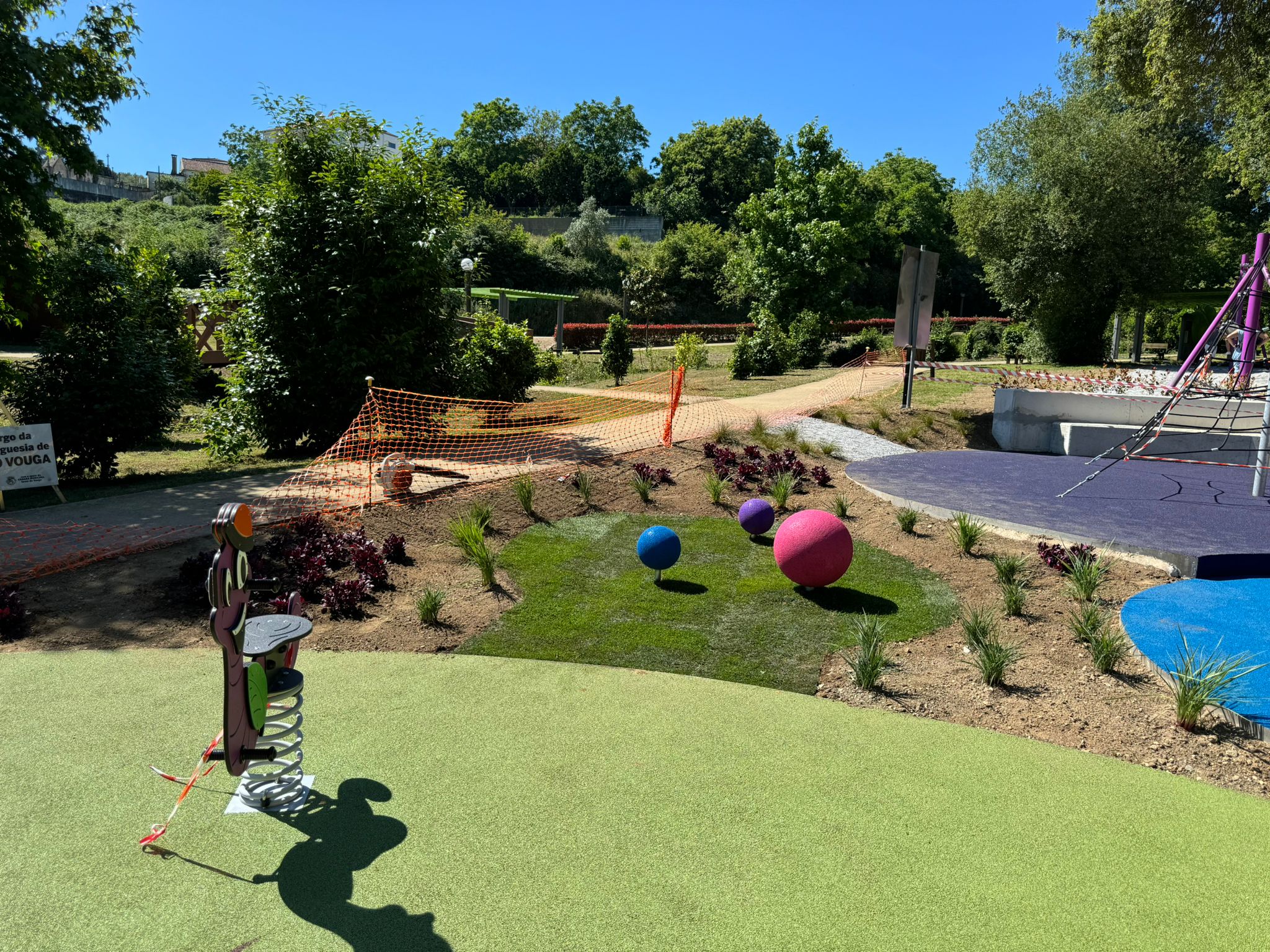 Construção de canteiros diversos em jardim público