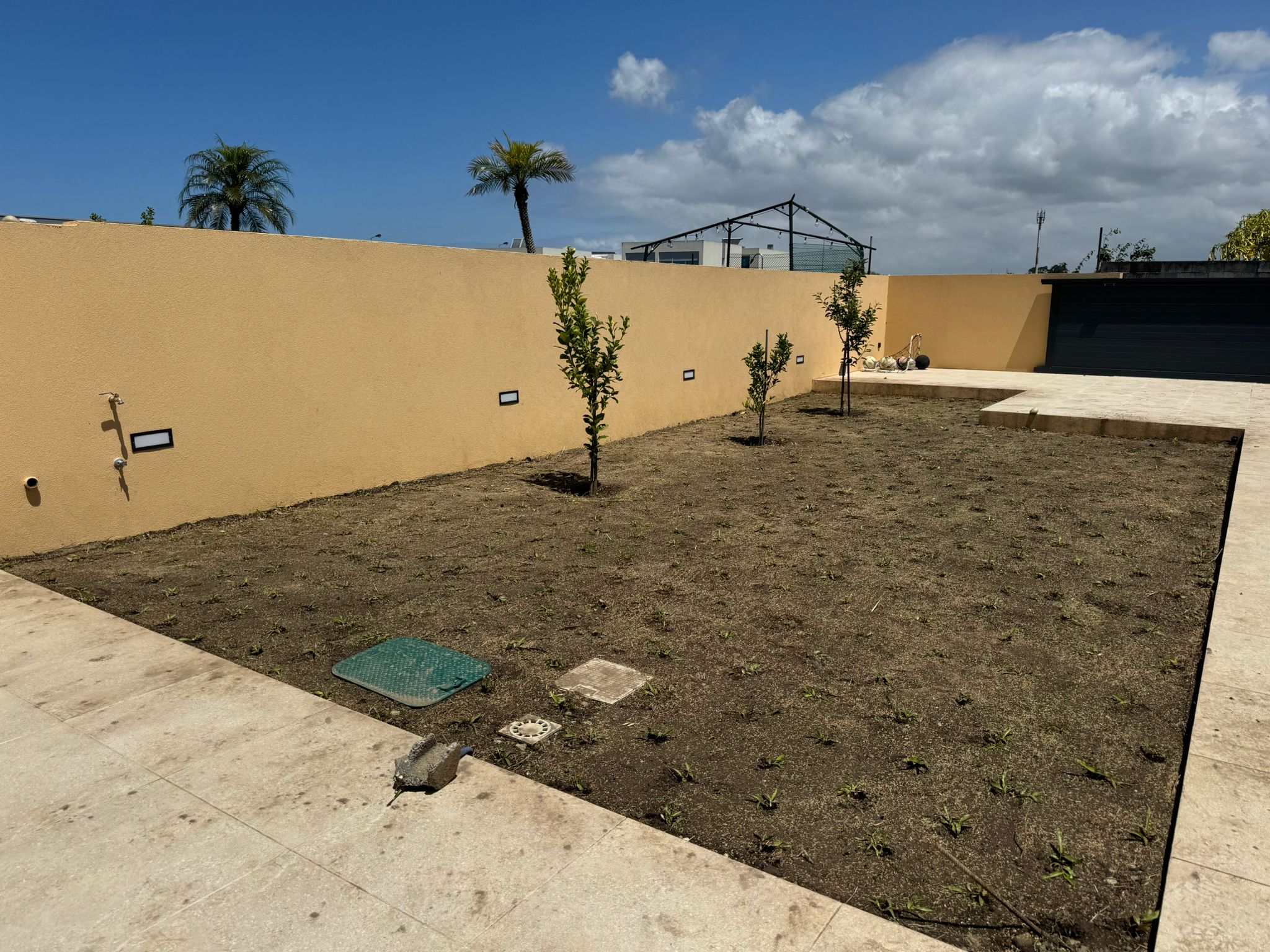 Construção de canteiro e jardim em gramão brasileiro com sistema de rega