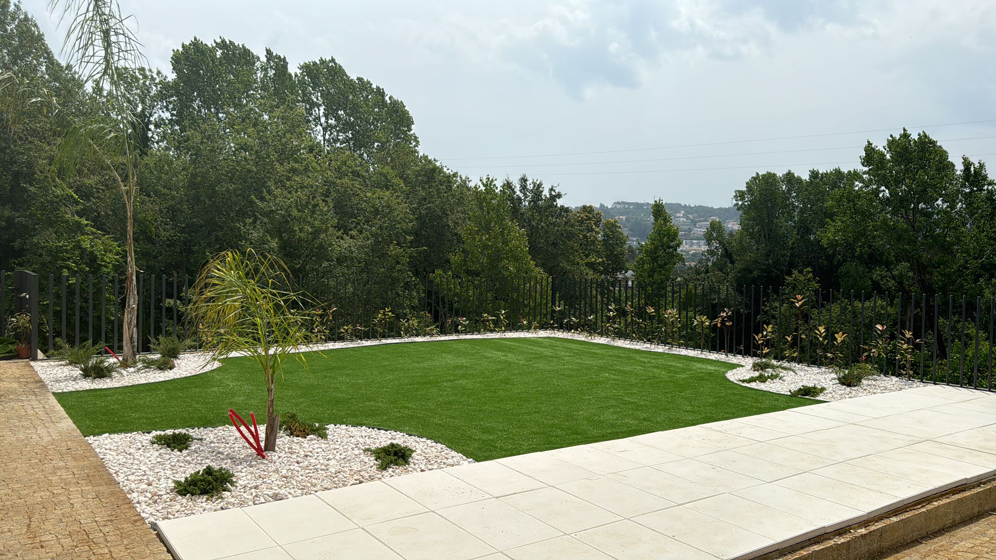 Construção de jardim em relva sintética