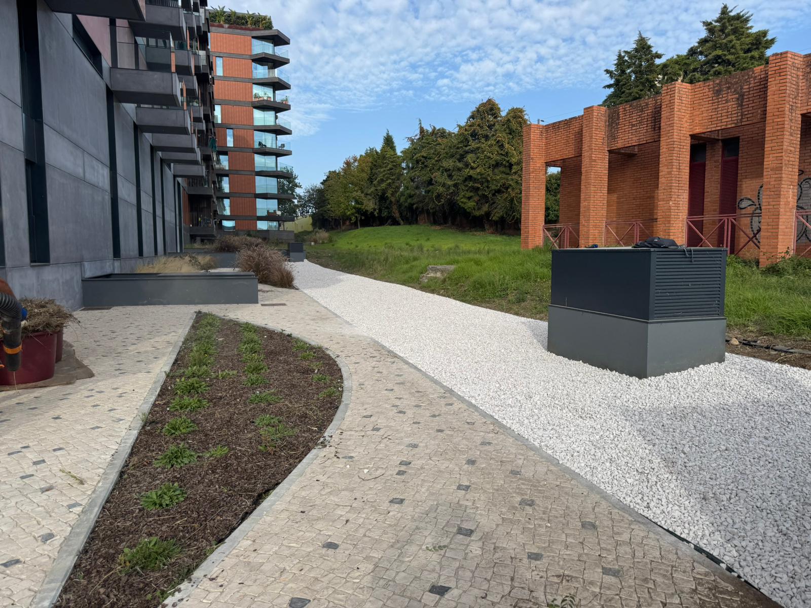 Limpeza de canteiros e construção de novo canteiro em pedra